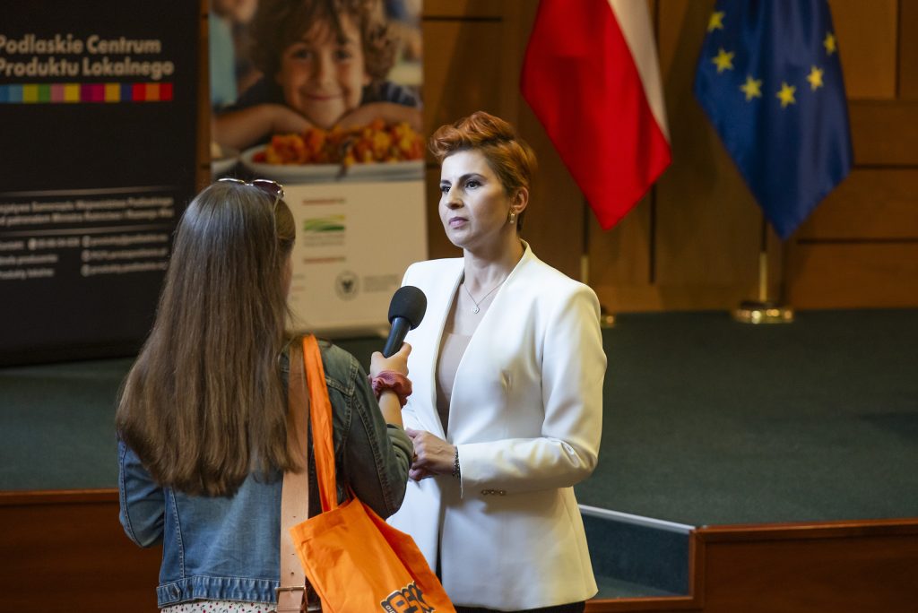 Agnieszka Zawistowska, Dyrektor OT KOWR w Białymstoku, udziela wywiadu radiowego.
