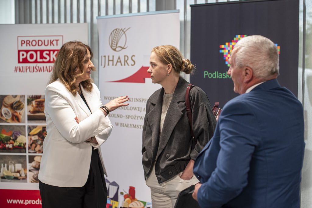 Dorota Bocheńska, Główny Inspektor Jakości Handlowej Artykułów Rolno-Spożywczych, w rozmowie z producentami lokalnymi