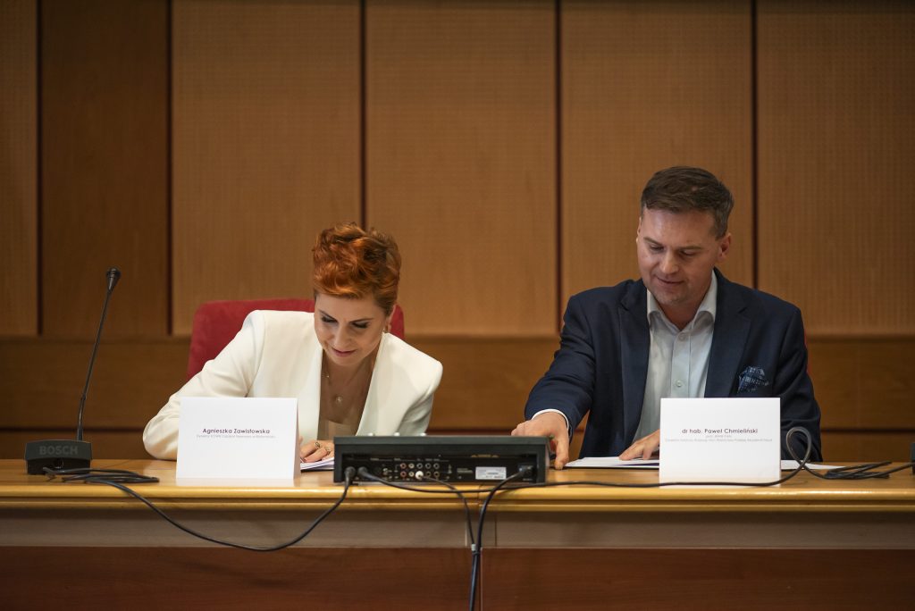 Podpisanie porozumienia o współpracy pomiędzy OT KOWR w Białymstoku a Instytutem Rozwoju Wsi i Rolnictwa PAN.