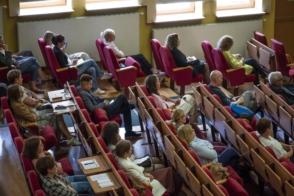Uczestnicy spotkania w trakcie wysłuchiwania prelekcji ekspertów
