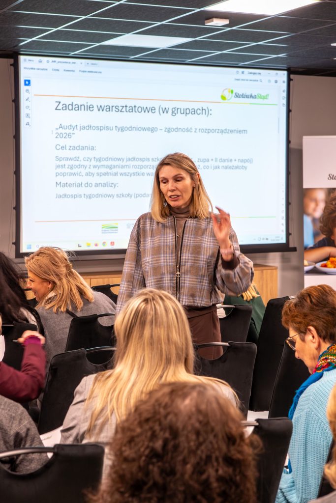 Pani dr hab. Joanna Myszkowska-Ryciak rozmawia z uczestnikami szkolenia, podchodząc do niektórych.