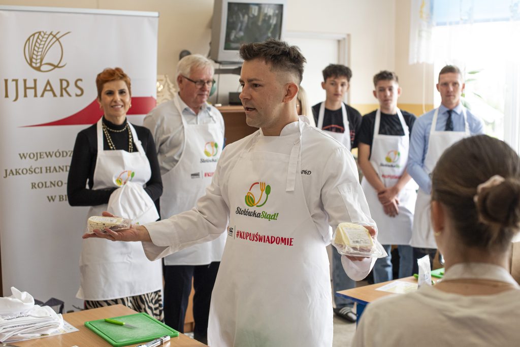 Instruktor z SGGW w Warszawie opowiada młodzieży o Serze Korycińskim i innych produktach wykorzystanych podczas warsztatów.