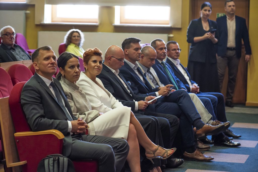 Zaproszeni goście, eksperci oraz przedstawiciele instytucji partnerskich podczas konferencji szkoleniowej.